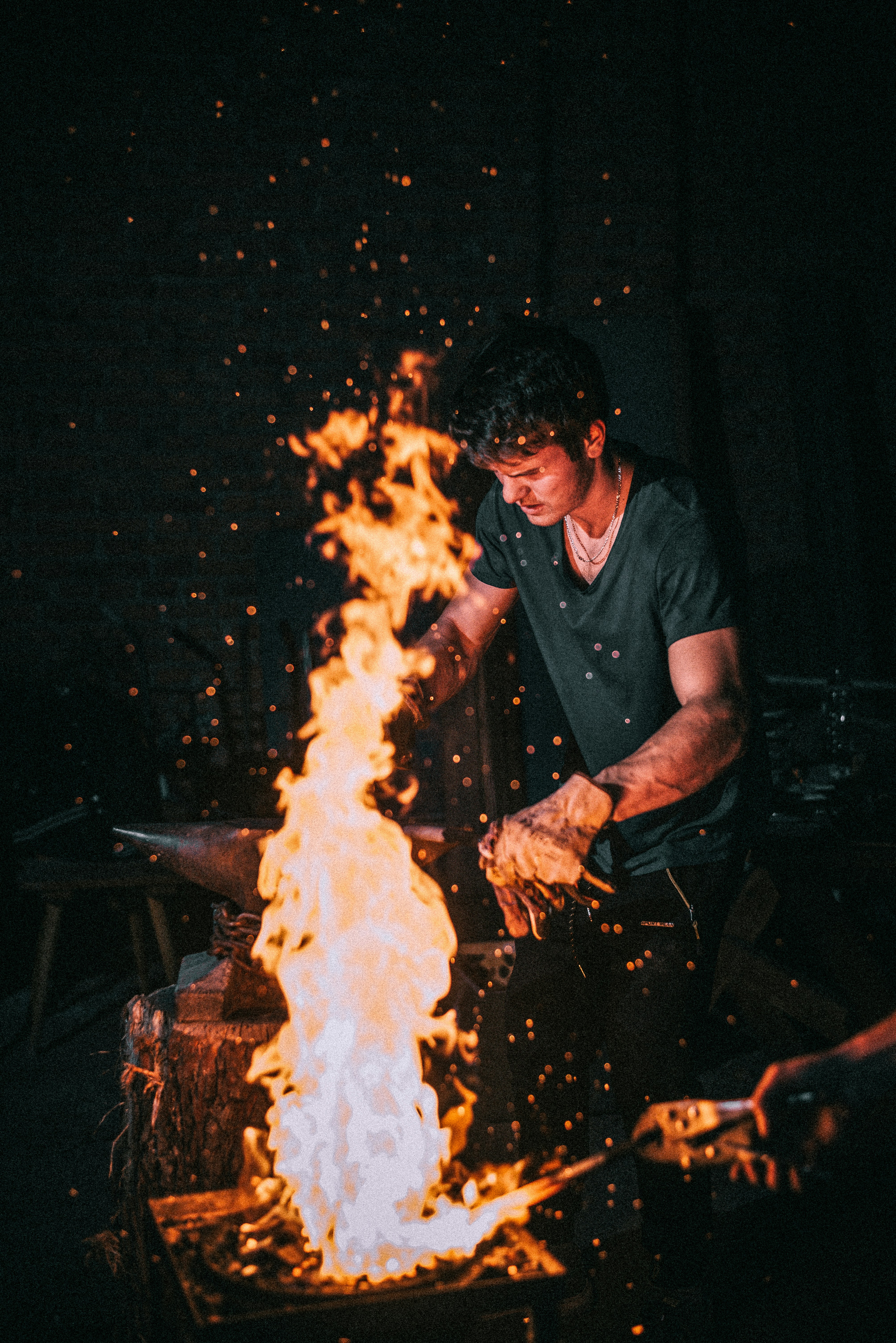 夜間に炎のそばに立っている男