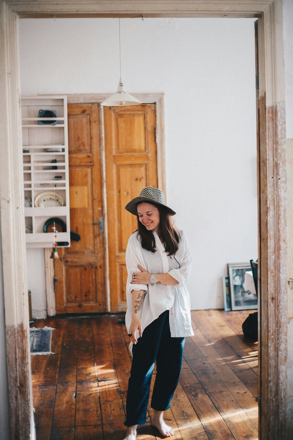 femme portant un haut blanc et un pantalon noir