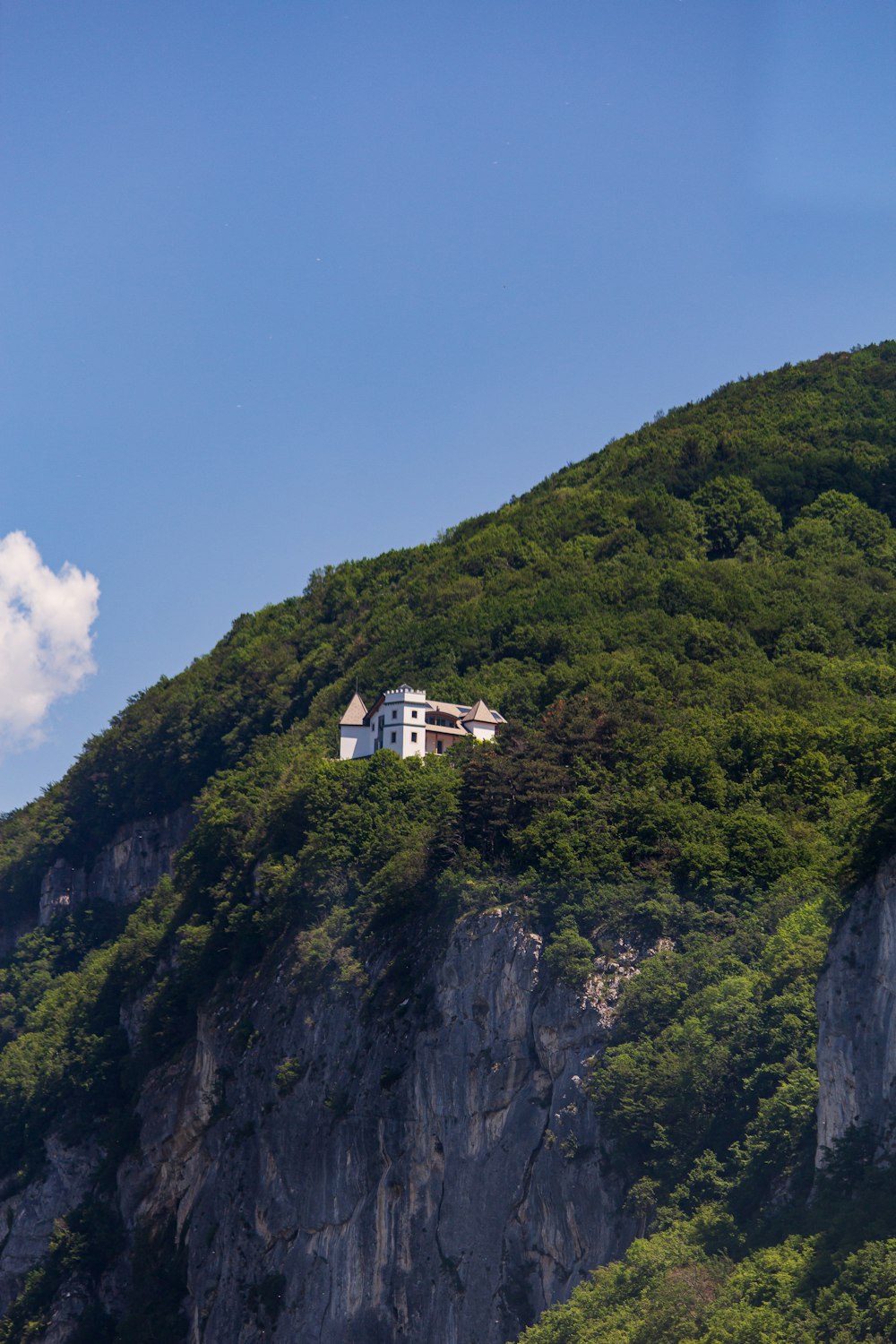 Casa pintada de branco no meio da montanha