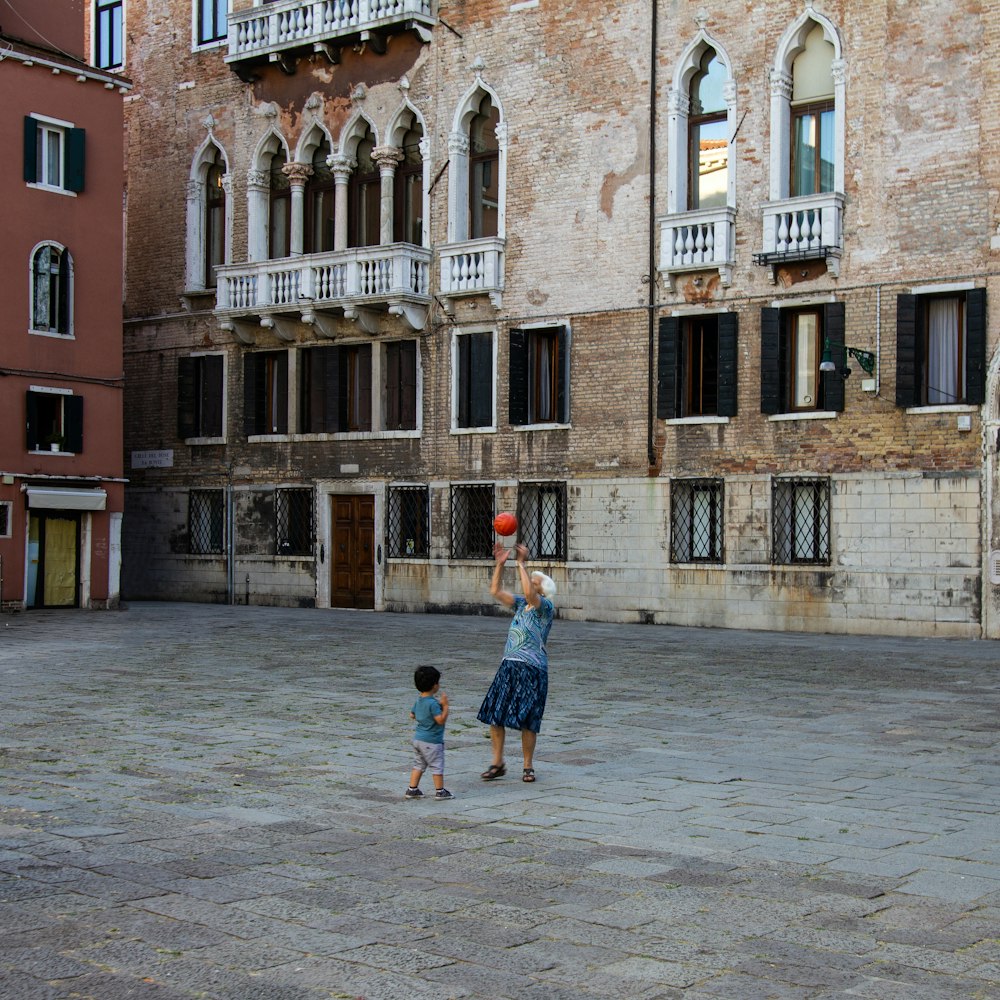 Mujer jugando con el niño usando baloncesto