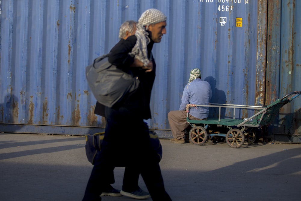 Dos hombres vestidos de negro caminando