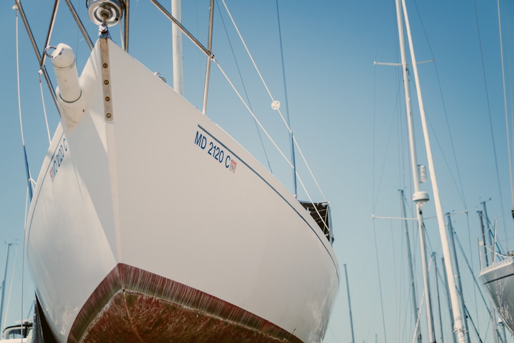 Weißes Segelboot tagsüber am Dock