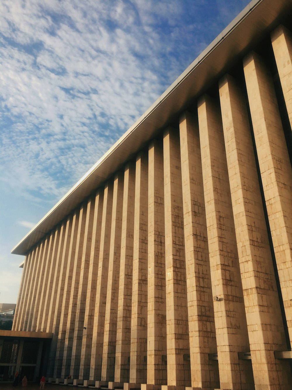 Fotografía de ángulo bajo de un edificio de hormigón marrón bajo el cielo nublado durante el día