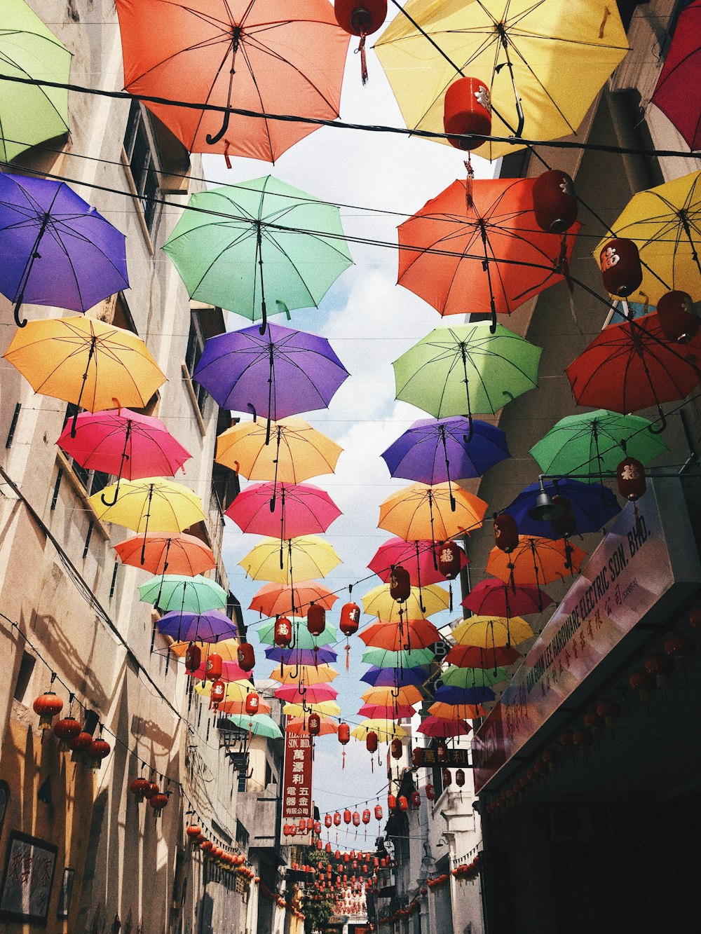 Plafond parapluie avec différentes couleurs