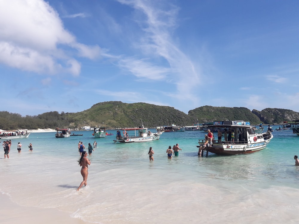 Gente en la playa de arena blanca durante el día