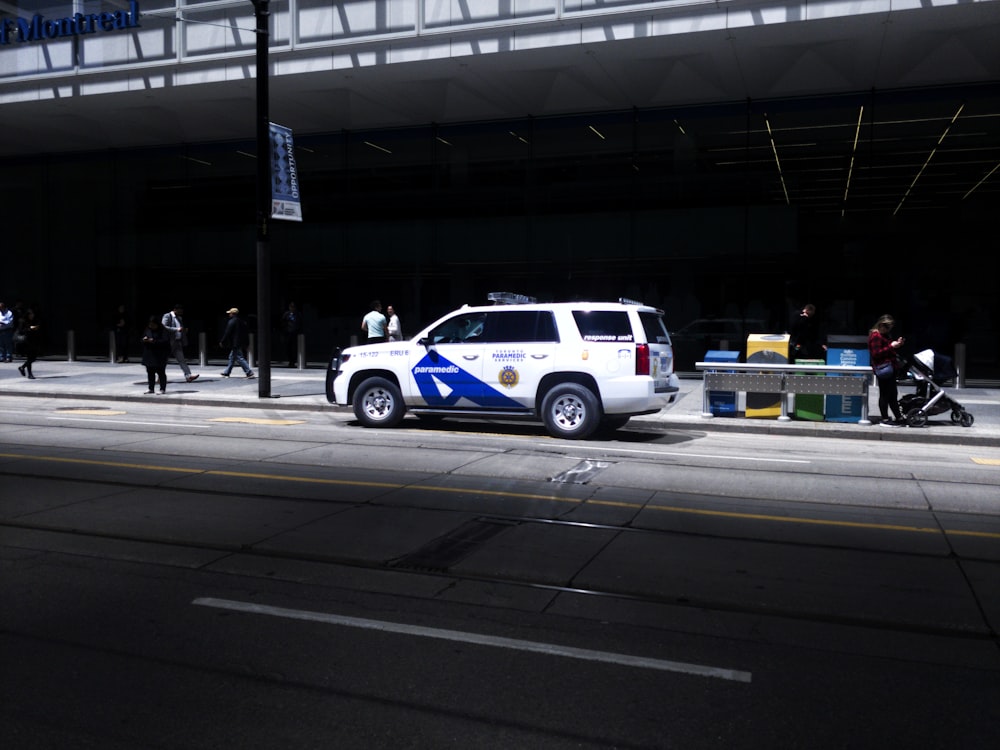 weißer SUV auf grauer Oberseite