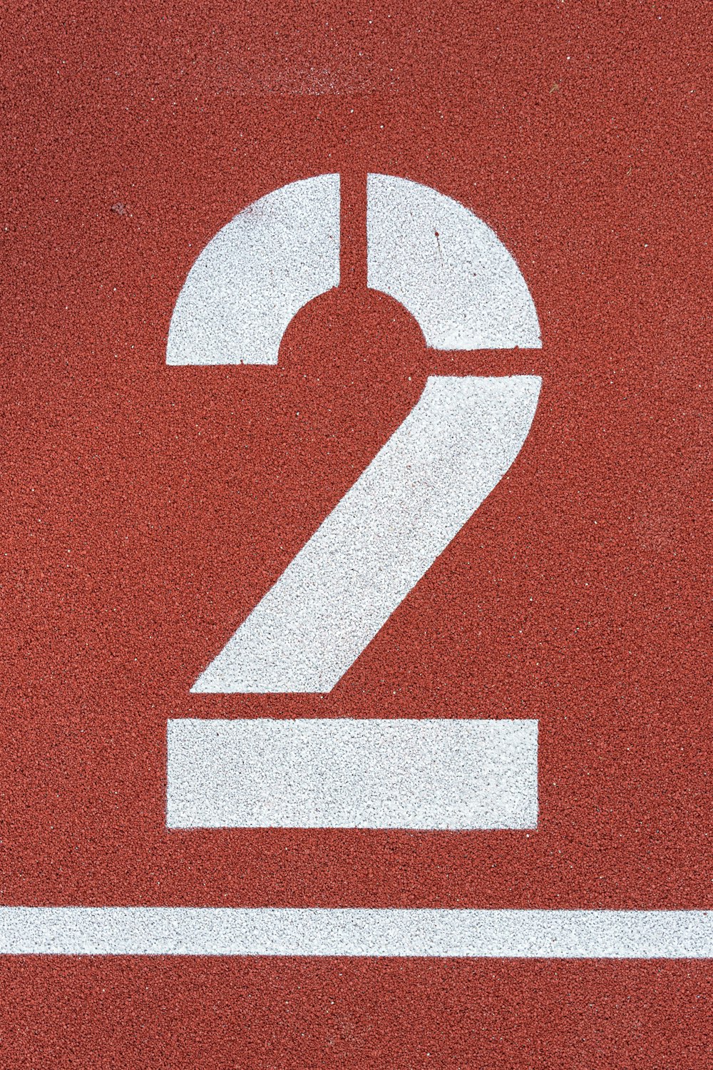번호 2 페인트가 있는 갈색 표면