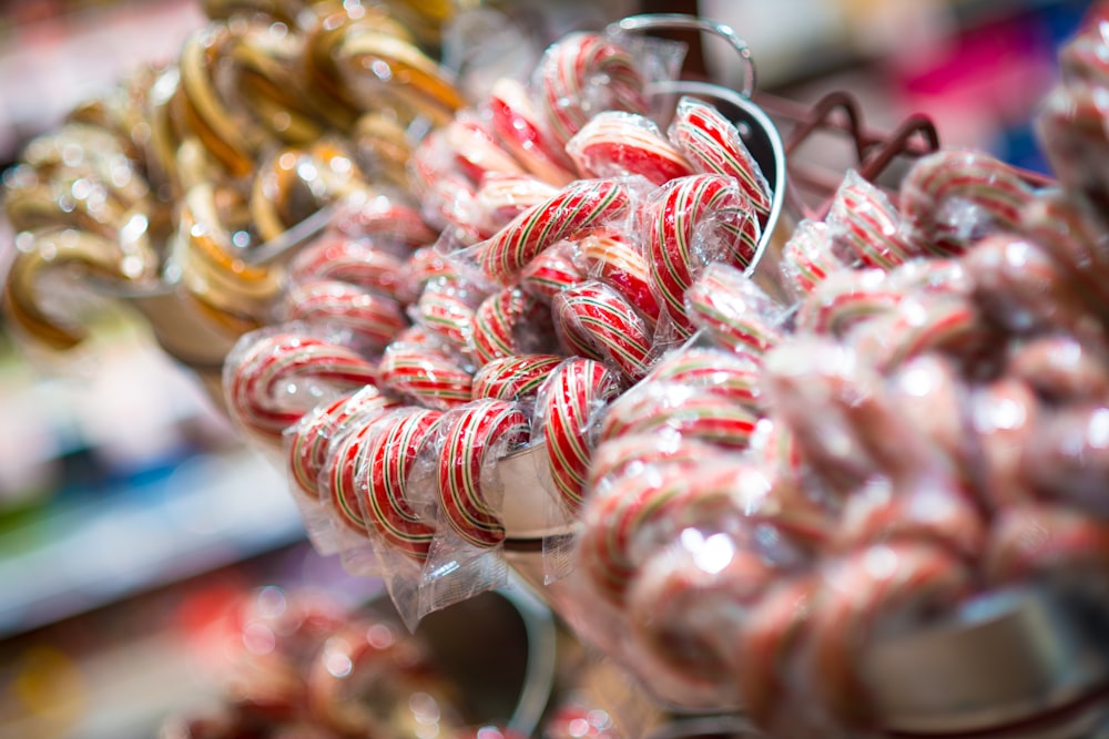 um close up de canas de doces em exposição em uma loja