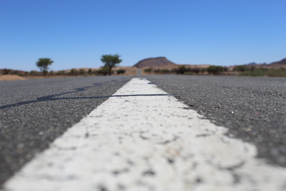 una linea bianca sul lato di una strada