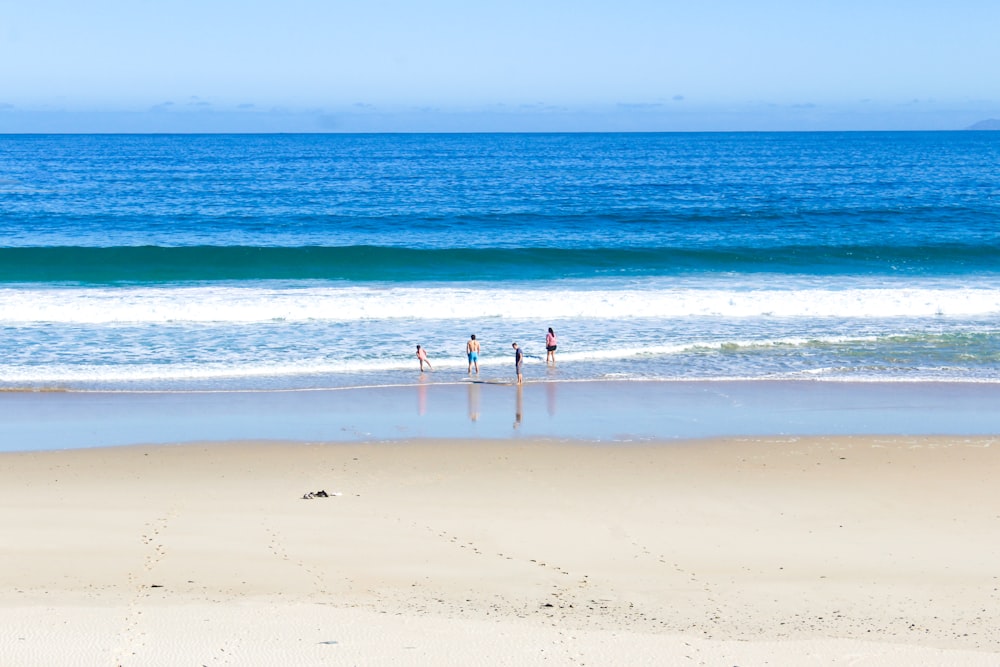 Pessoas desconhecidas curtindo na praia