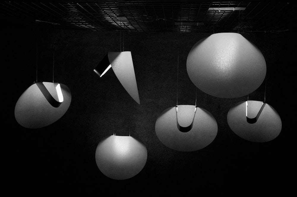 Una foto en blanco y negro de luces colgantes
