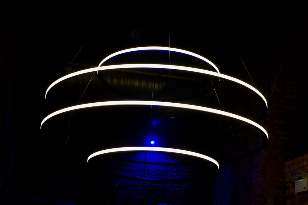 uma luminária circular em um quarto escuro