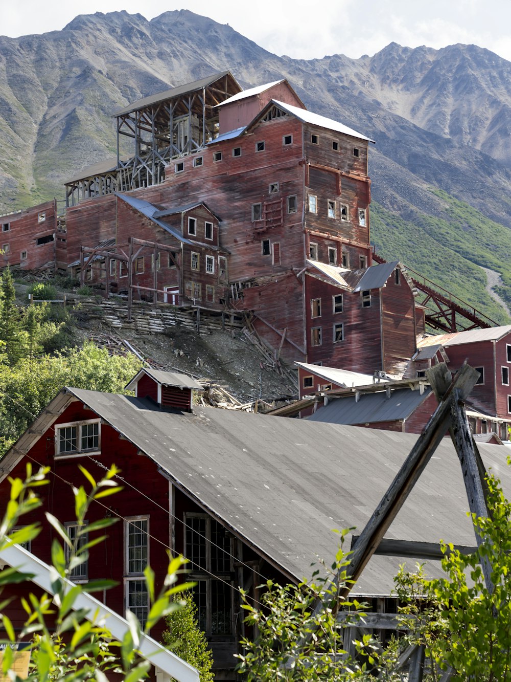 brown house near mountain