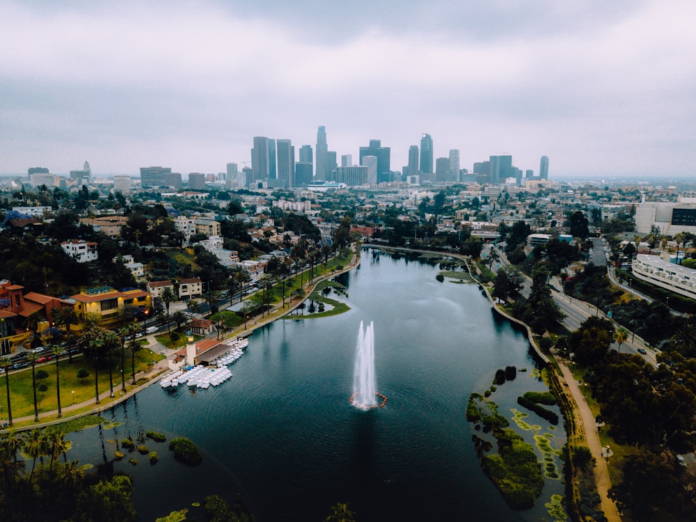 Una vista de un lago con una ciudad al fondo