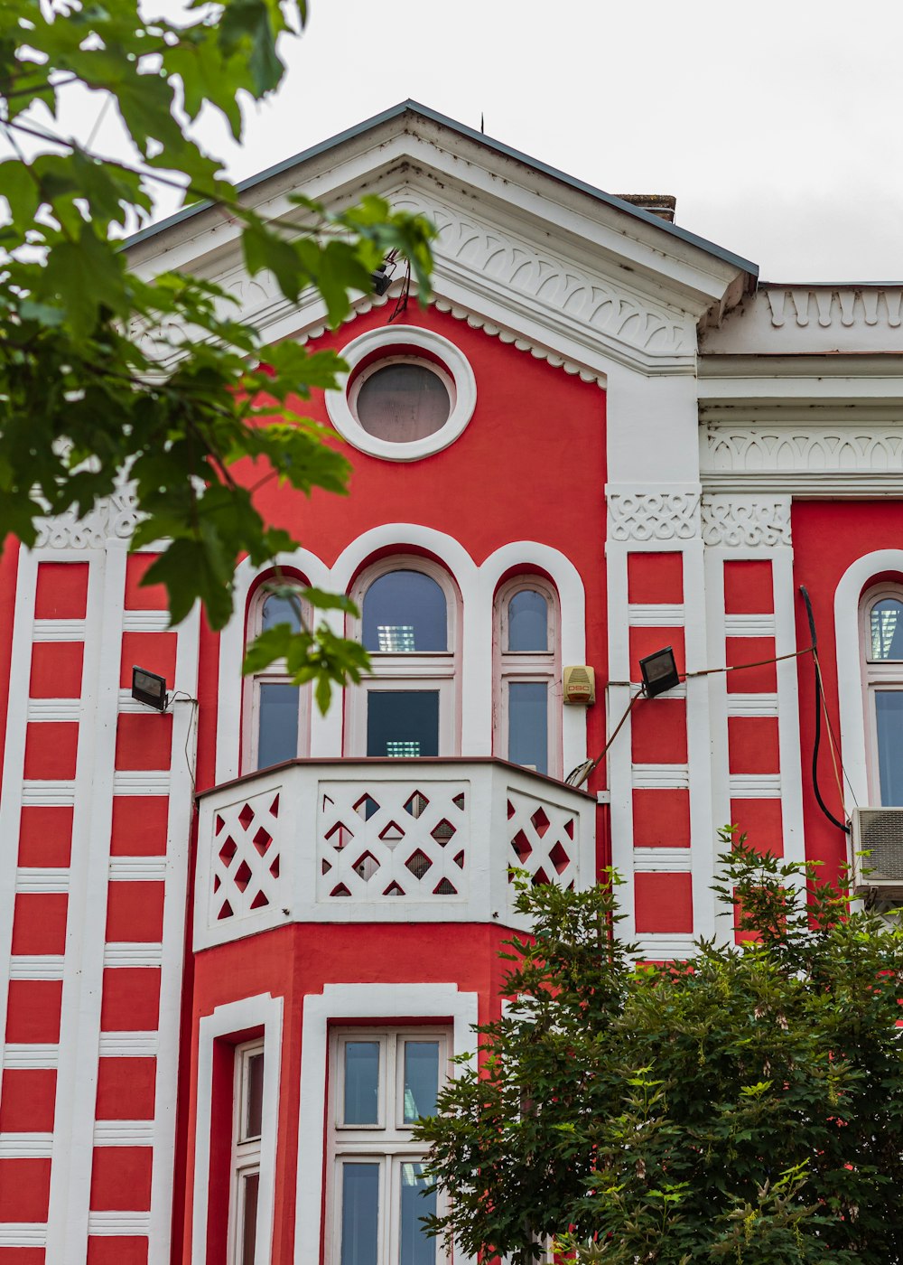 赤と白のコンクリートの家