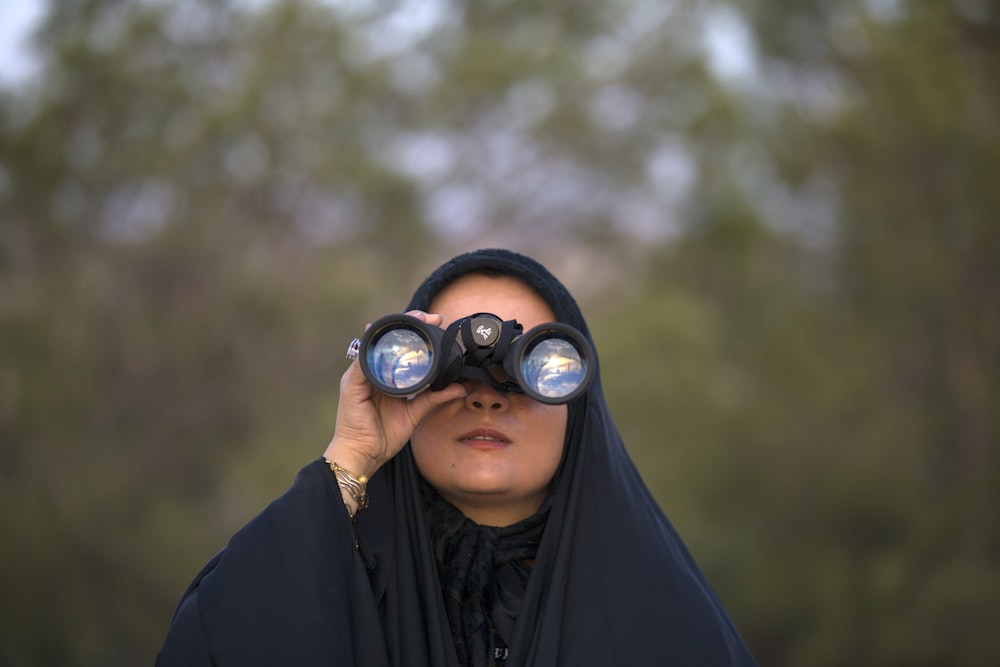 Selektives Fokusfoto einer Frau mit Fernglas