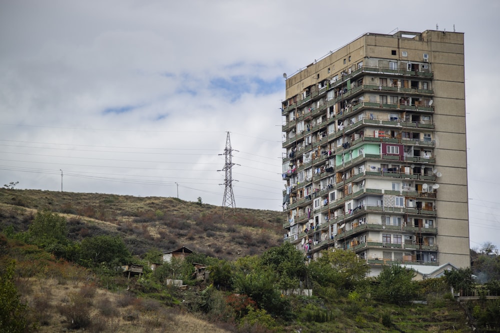 edificio in cemento bianco durante il giorno