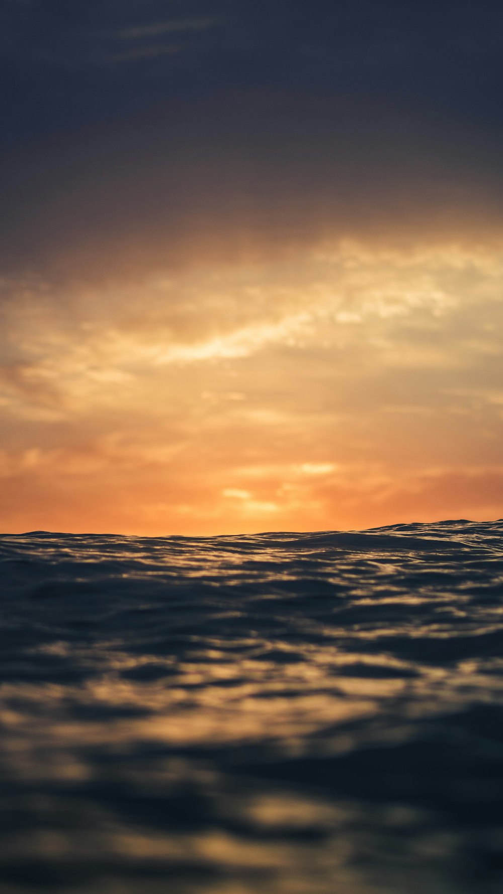 Agua de mar durante la hora dorada