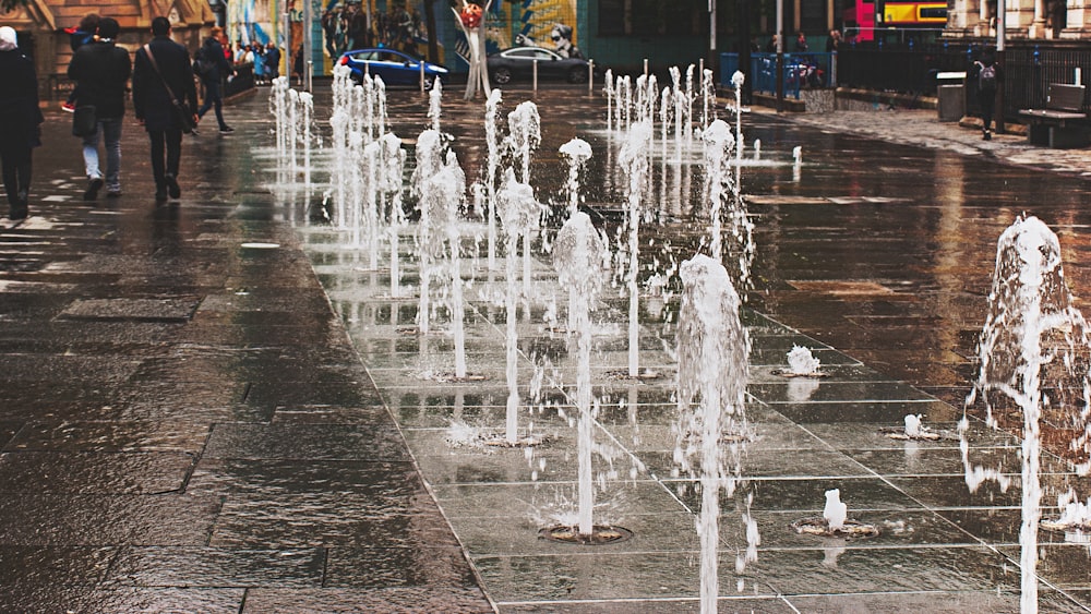 Wasserbrunnen in der Nacht