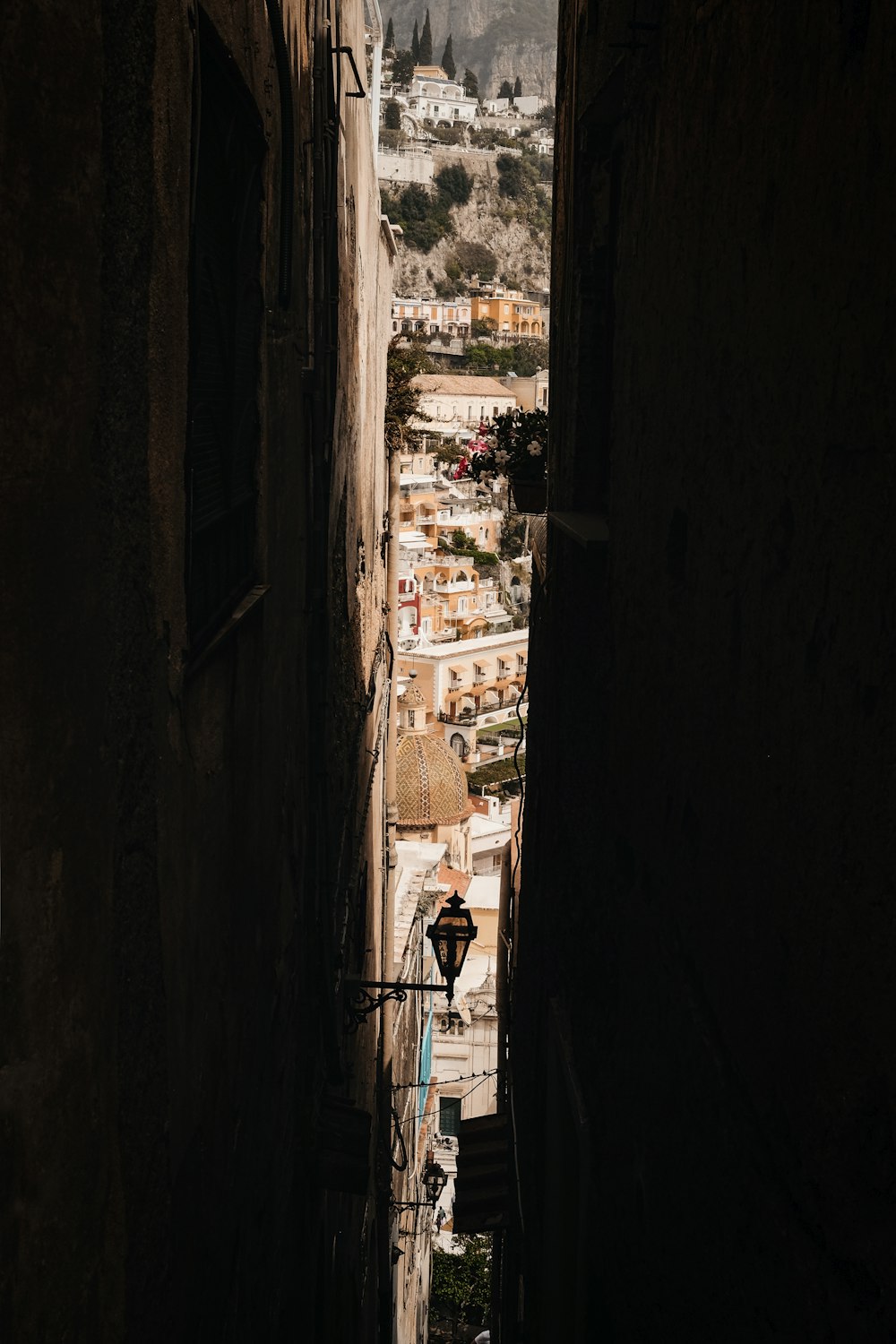 Vista de la ventana de los edificios marrones y blancos de la ciudad