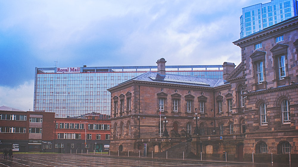 Straße und Gebäude tagsüber