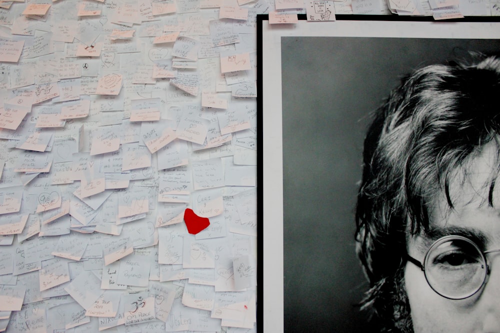 Foto en escala de grises de John Lennon