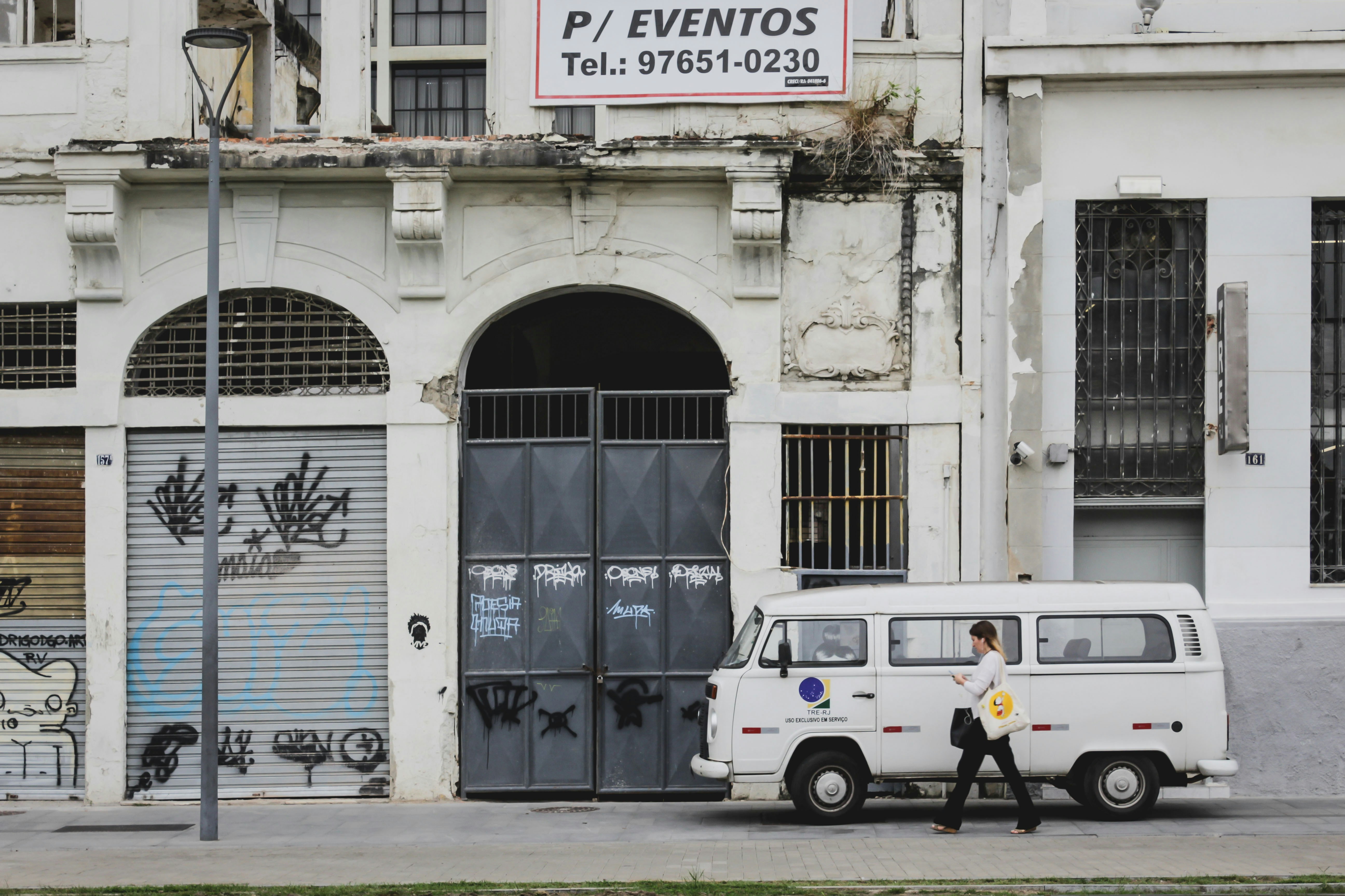 Personne marchant près de la camionnette