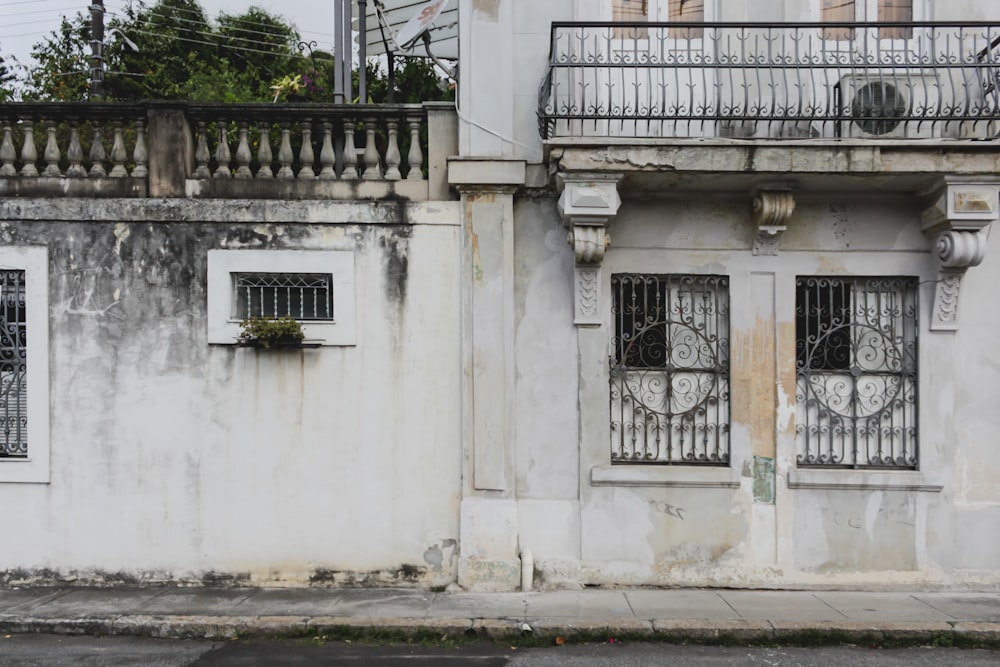 Edificio de hormigón gris