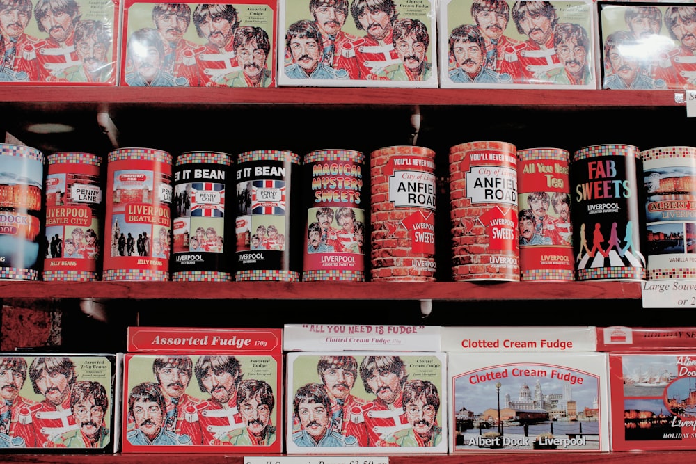 latas e caixas variadas em prateleiras vermelhas