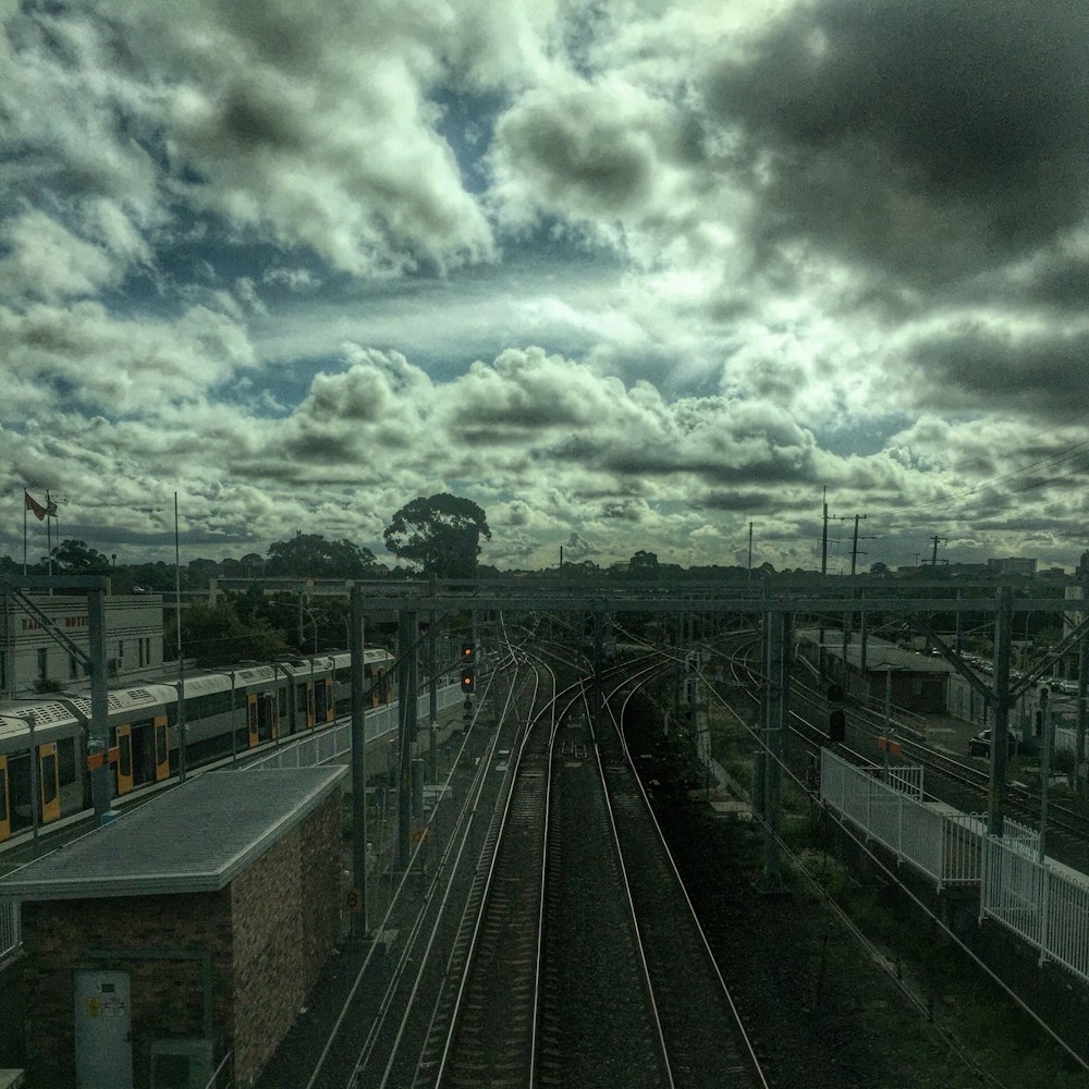 trem ferroviário sem trem sob céu branco e cinza