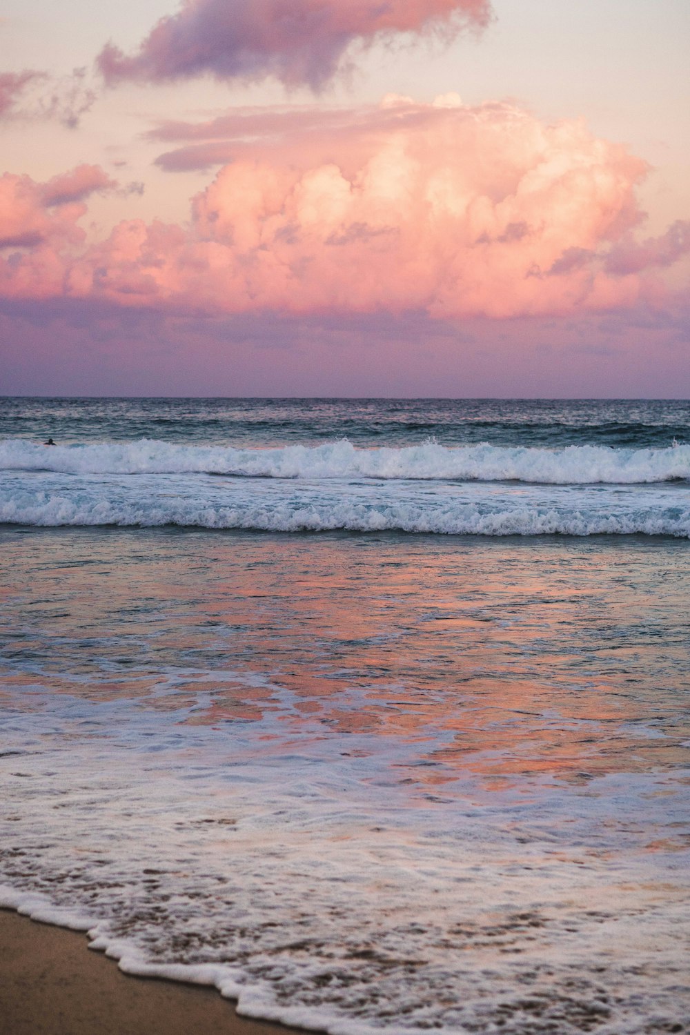 해질녘 해변 위에 주황색 흐린 하늘