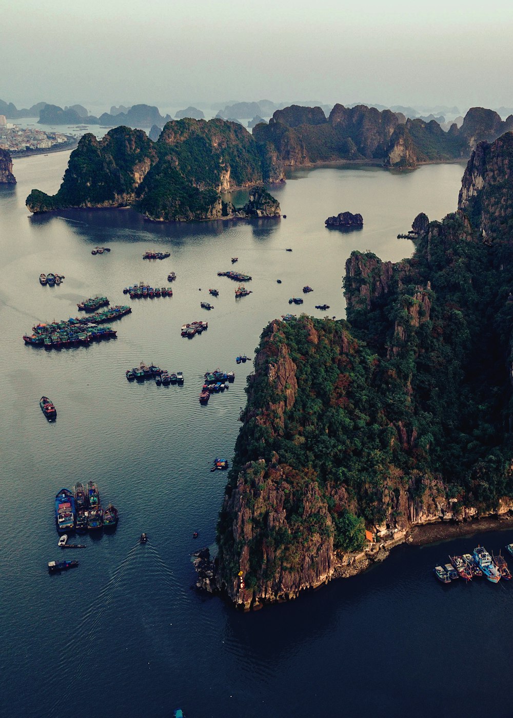 Vue d’ensemble photographie d’un bateau près des falaises