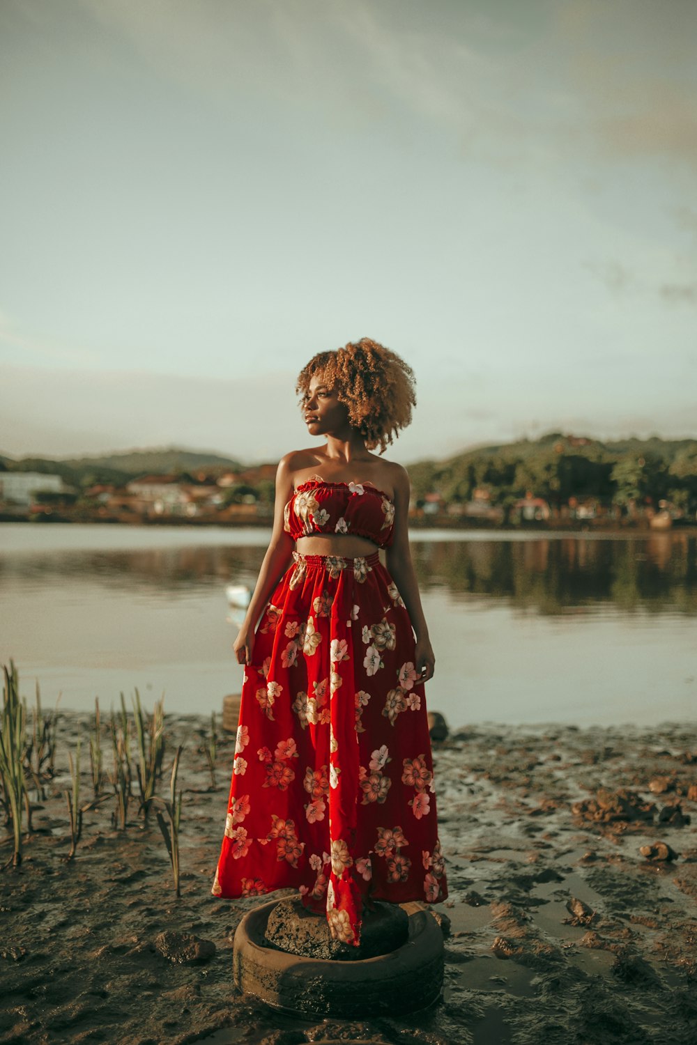 mujer con vestido largo plisado sin mangas floral rojo y blanco