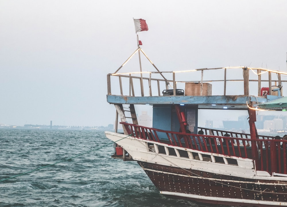 Bateau à moteur blanc et brun entouré d’un plan d’eau