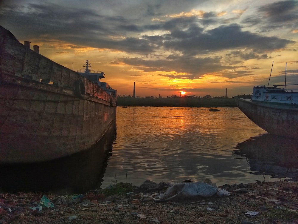 landscape photo of a beach with parked ships