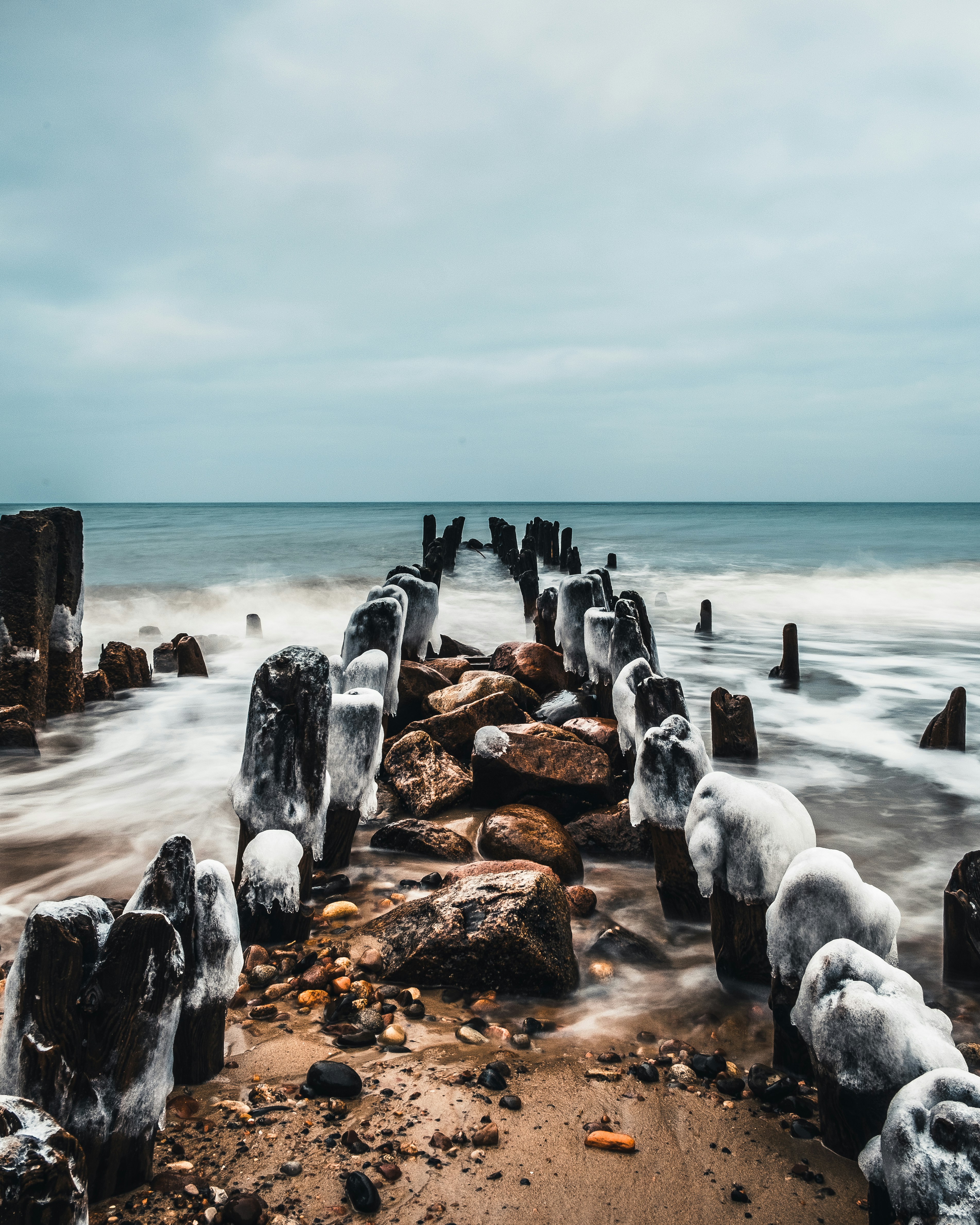 Glace se formant sur le dessus d’un poteau en bois à la plage