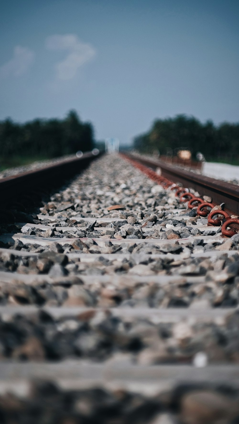 Ferrocarril de tren gris y marrón