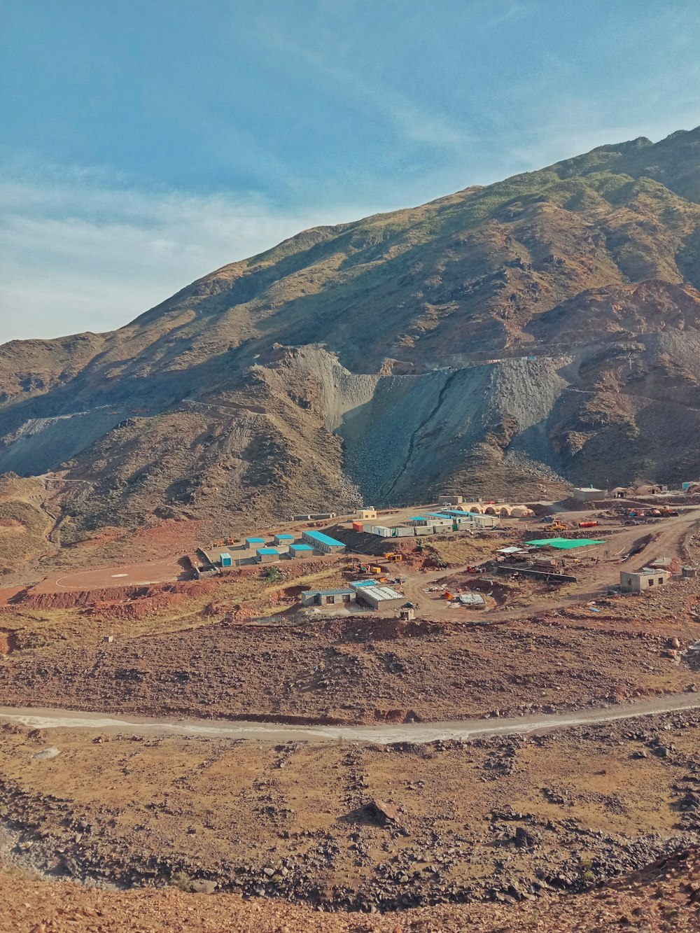 Casas cerca de la montaña bajo el cielo azul