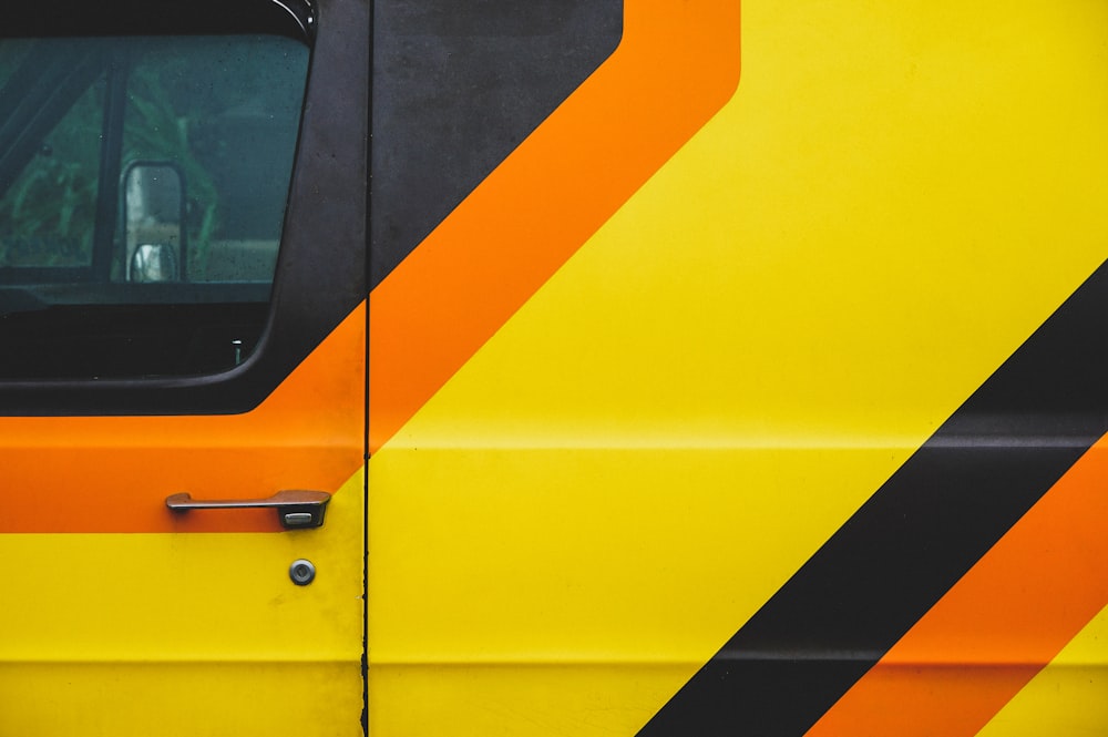 gelber und orangefarbener Van
