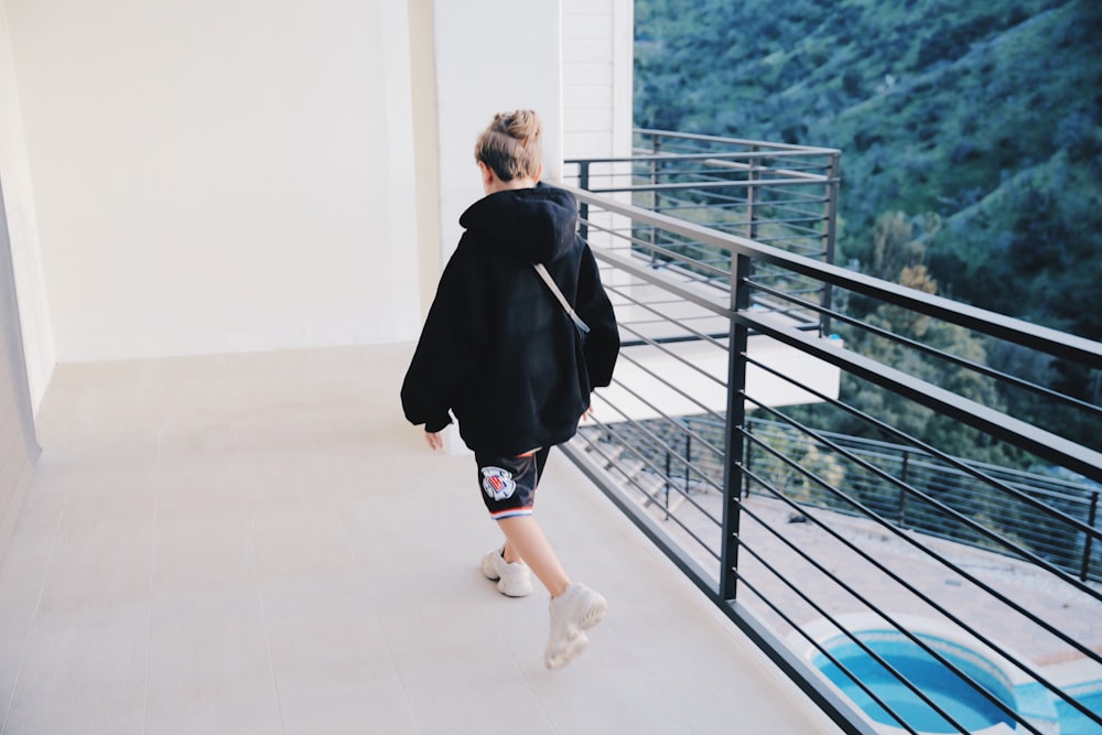 Mujer con jersey negro