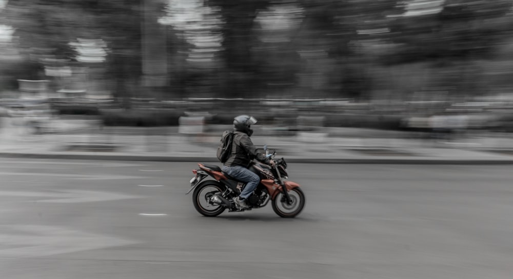 homem andando de moto