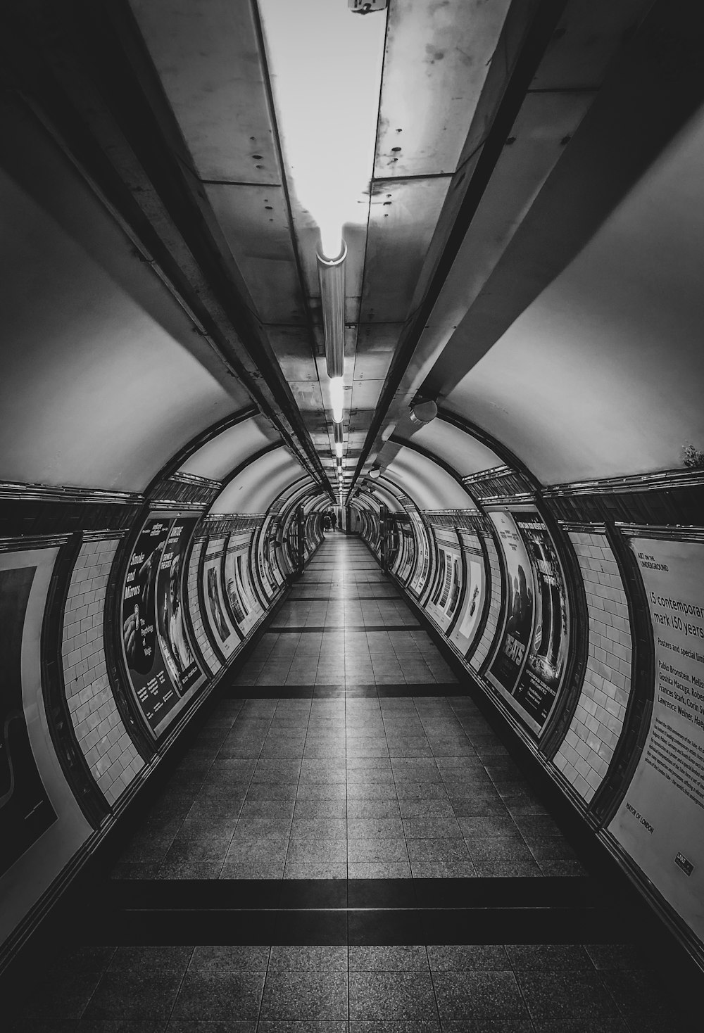 Uma foto em preto e branco de um túnel de metrô