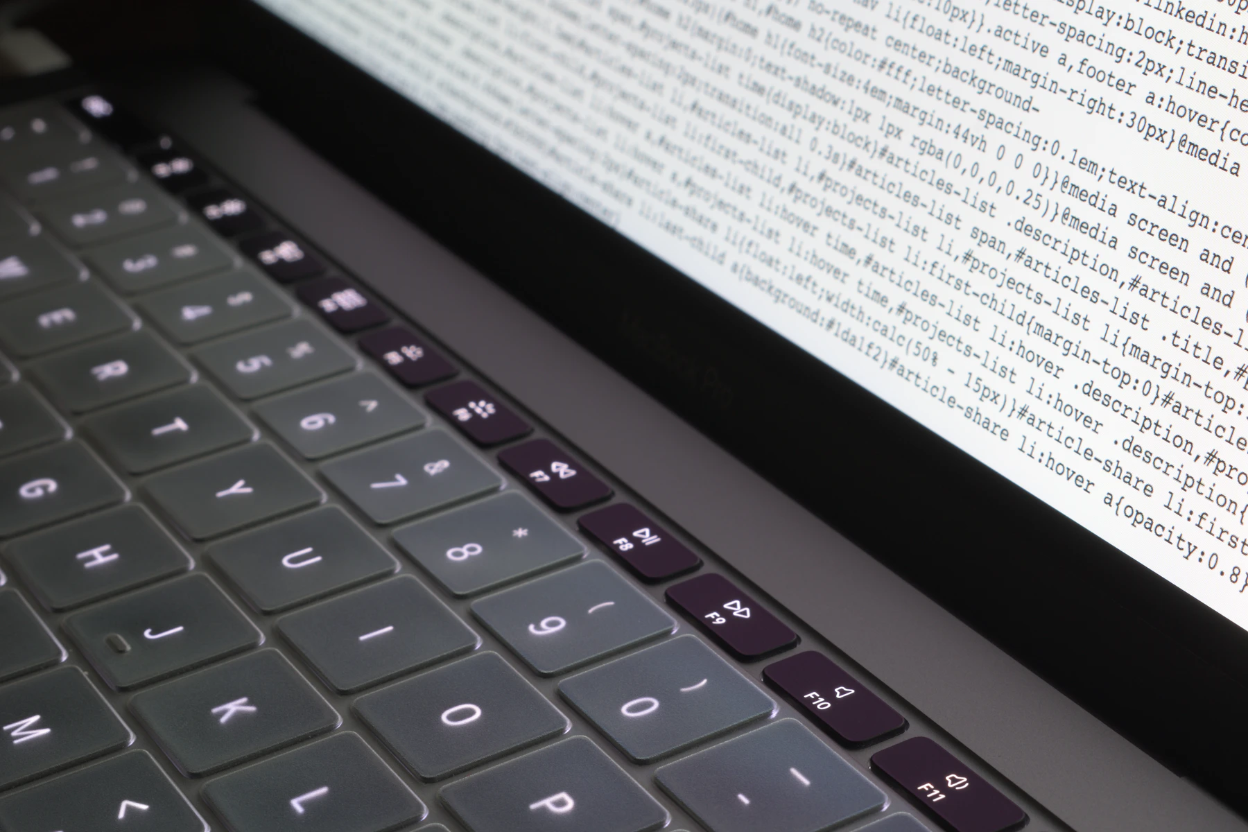 Notebook exibindo código em um ambiente escuro