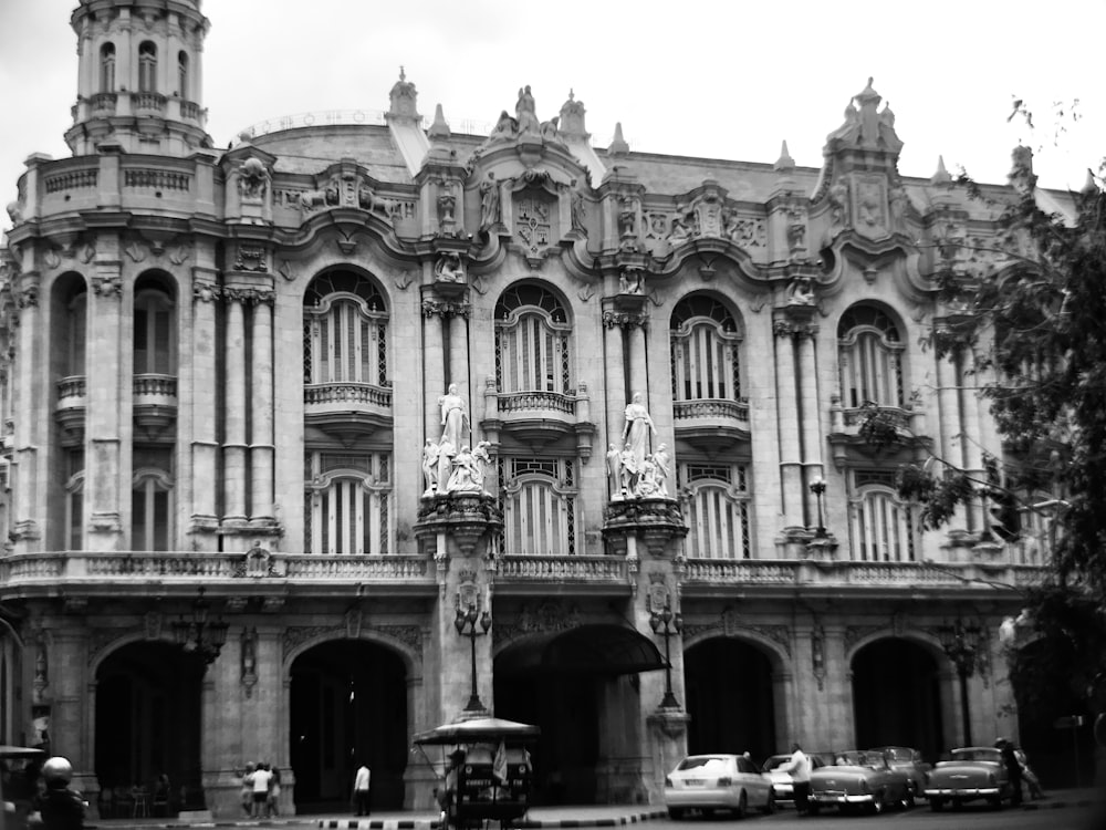 a black and white photo of a large building