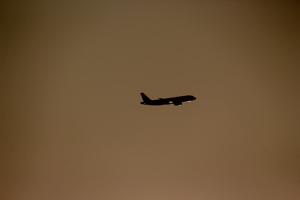 Silhouettenfotografie des Air Liners während des Flites