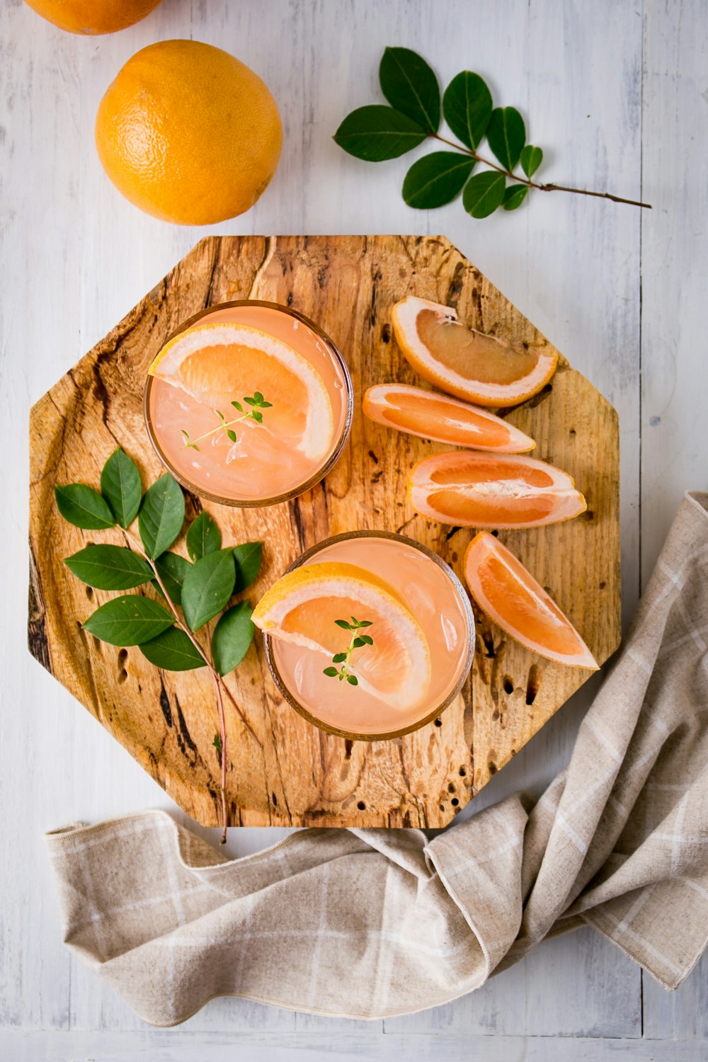 sliced oranges and green leaves