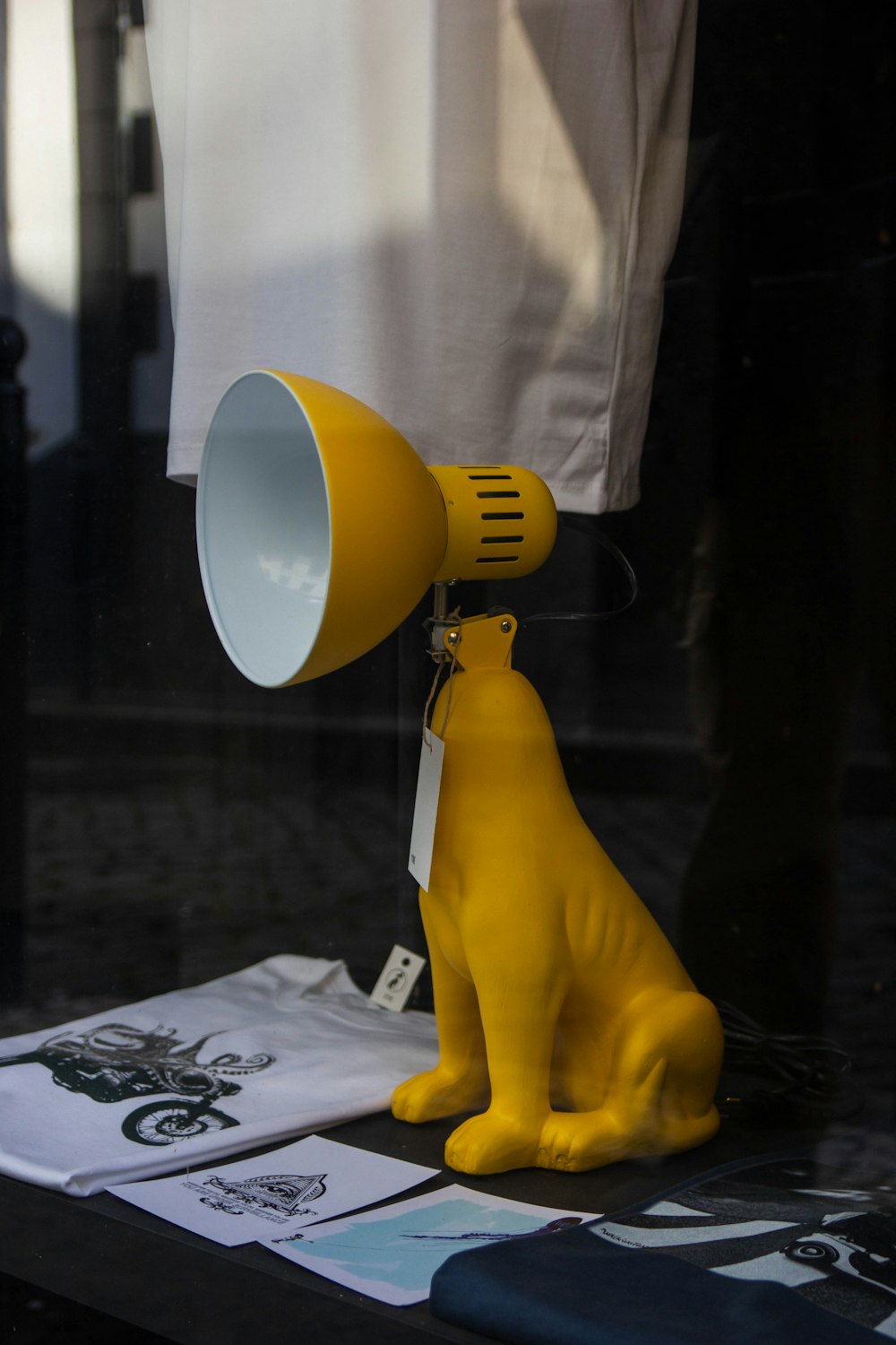 Gelbe Hunde-Tischlampe