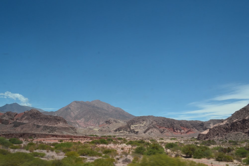 Photographie panoramique de montagnes pendant la journée