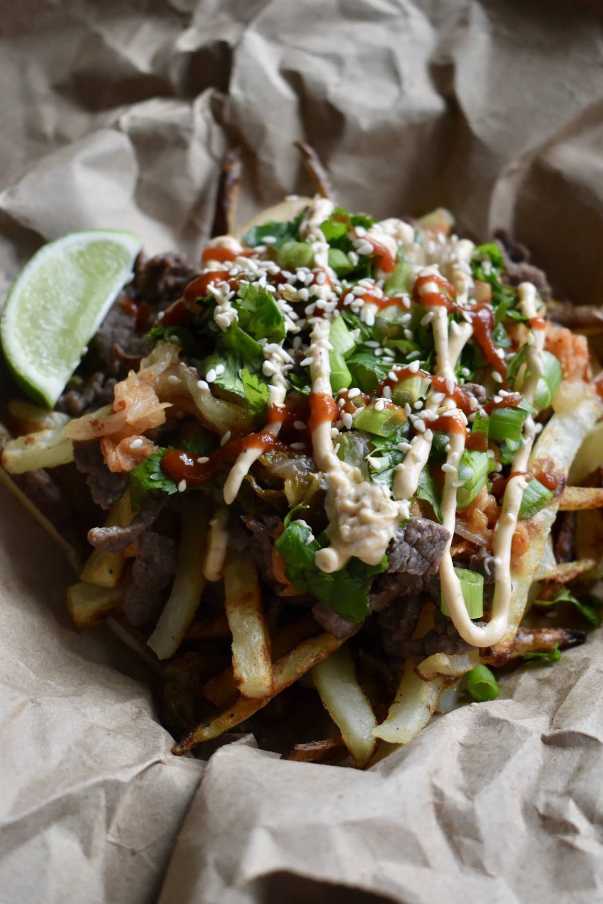 Dĩa bulgogi thịt bò ướp hoàn chỉnh với hành lá