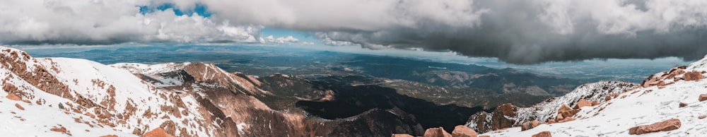 Eine schneebedeckte Bergkette mit Wolken am Himmel